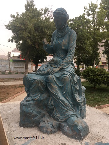 مجسمه دختر کرد با فرزندش