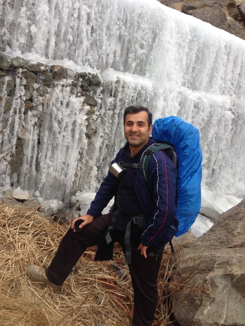 آب های چشمه پیازچال که تبدیل به قندیل های یخ شده اند