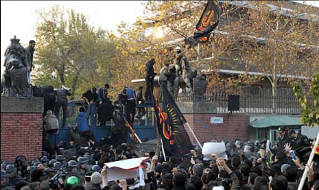 بالا روندگان از دیوار سفارت انگلیس و عربستان در تهران