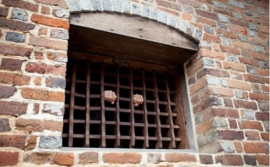 تو بند گشا باش، که تو را نیز در ما به بند کرده اند