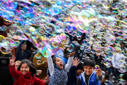 راه سختُ دور استُ، تیغ خرمهره داران آخته