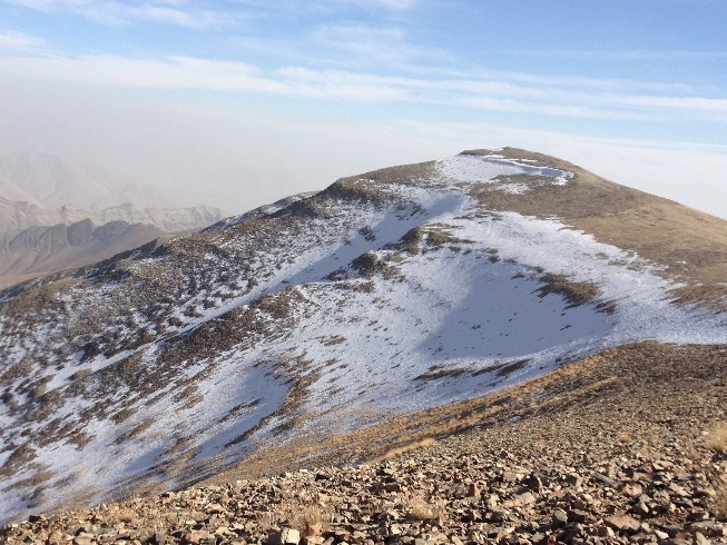 صعود به قله توچال از مسیر دره ایگل - نمایی از برف های پاییز قبل از قله توچال دره زیبای ایگل