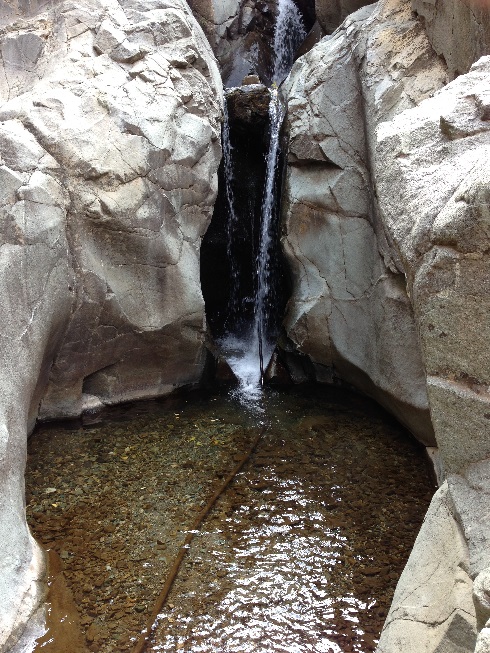 صعود به قله توچال از مسیر دره ایگل - نمایی از یک آبشار در دره زیبای ایگل