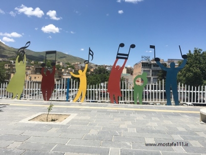 پای بلوط های زاگرس، یادداشت های سفر به سنندج،  شهر عشق و نوا