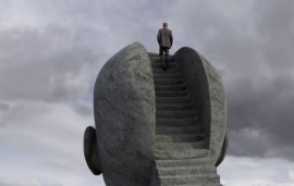 با دهانی بوناک، به سانِ مزدبگیران مافنگی استعمار، به سخره ام می گیرد